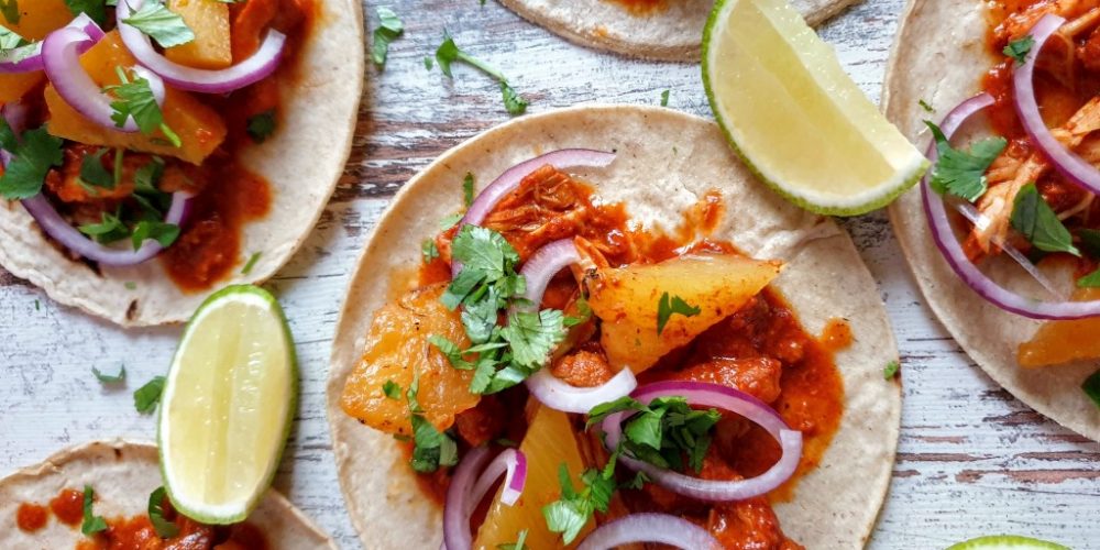 Taco al pastor sertéshússal és ananásszal