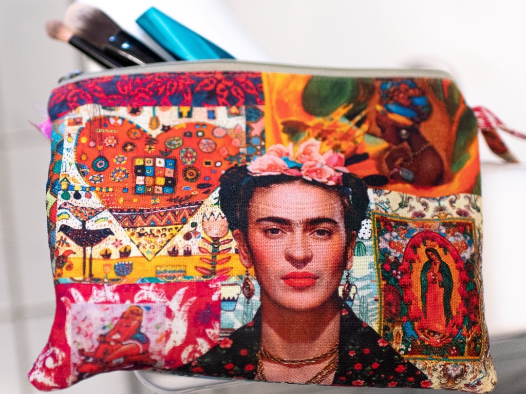 Frida Kahlo arcképe neszeszeren