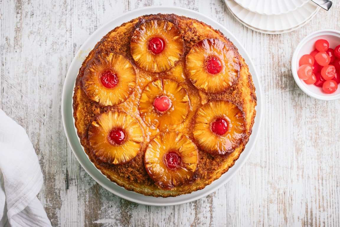 Karamellás fordított torta ananászvirágokkal
