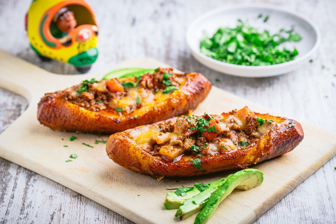 Főzőbanán hajó darálthússal töltve