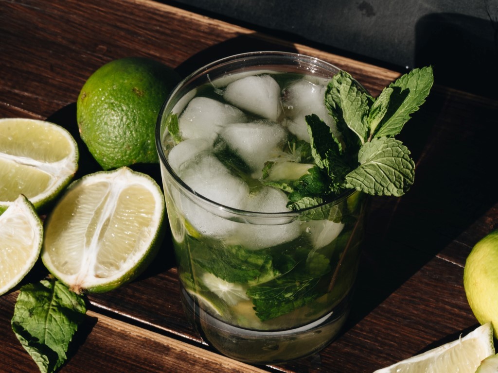 Kubai mojito koktél, rum, menta, lime