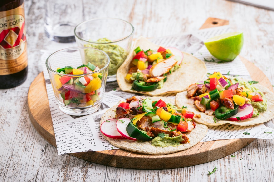Csirkés taco guacamole és pico de gallo