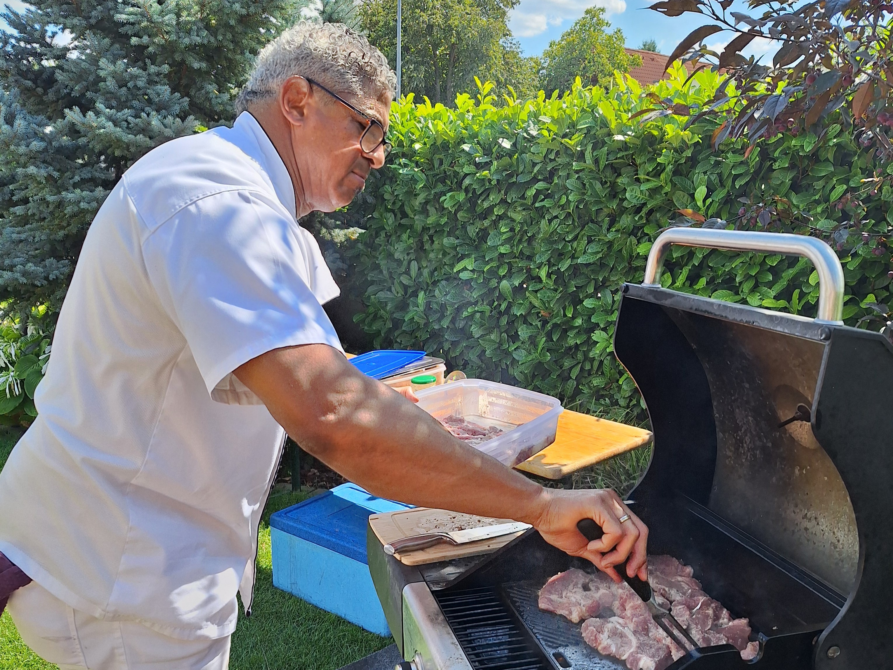 Nyári ételek grillezés a kertben kerti parti